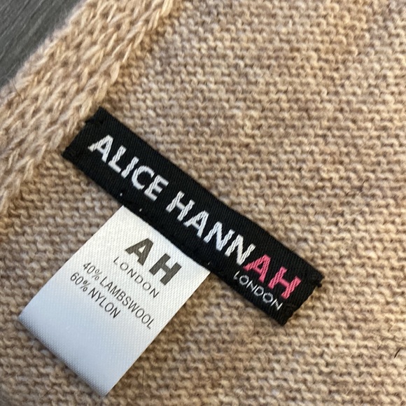 Adorable scarf with doggie print. - Picture 5 of 5